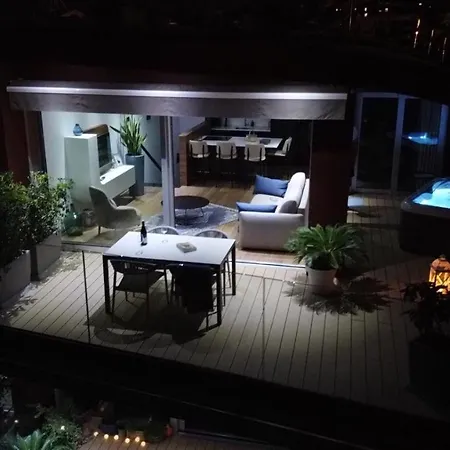 アパート The Q Superior - A Penthouse With Jacuzzi And Sauna ロヴィニ