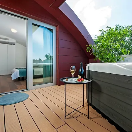 The Q Superior - A Penthouse With Jacuzzi And Sauna Rovinj