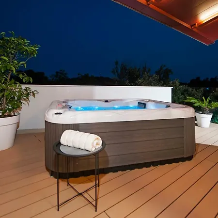 The Q Superior - A Penthouse With Jacuzzi And Sauna Rovinj
