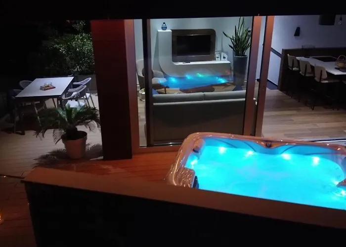 The Q Superior - A Penthouse With Jacuzzi And Sauna アパート