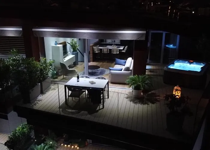 アパート The Q Superior - A Penthouse With Jacuzzi And Sauna ロヴィニ