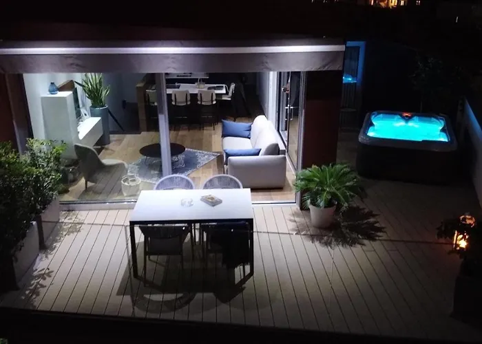 The Q Superior - A Penthouse With Jacuzzi And Sauna アパート