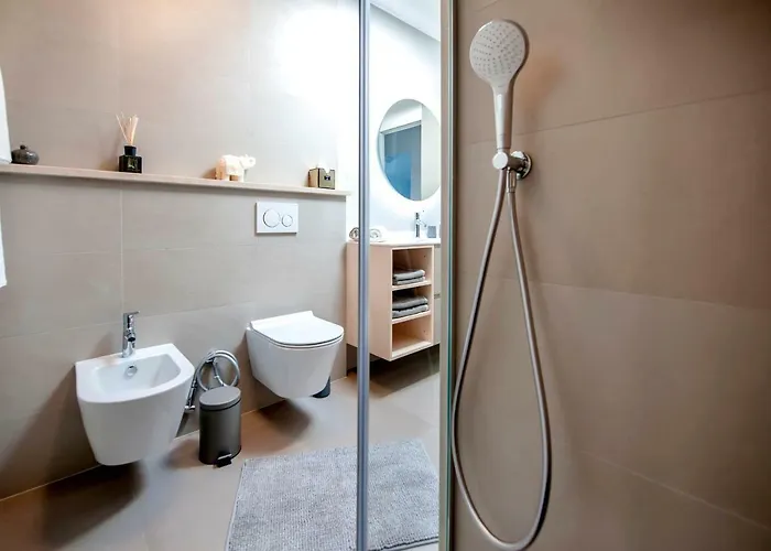 The Q Superior - A Penthouse With Jacuzzi And Sauna * ロヴィニ