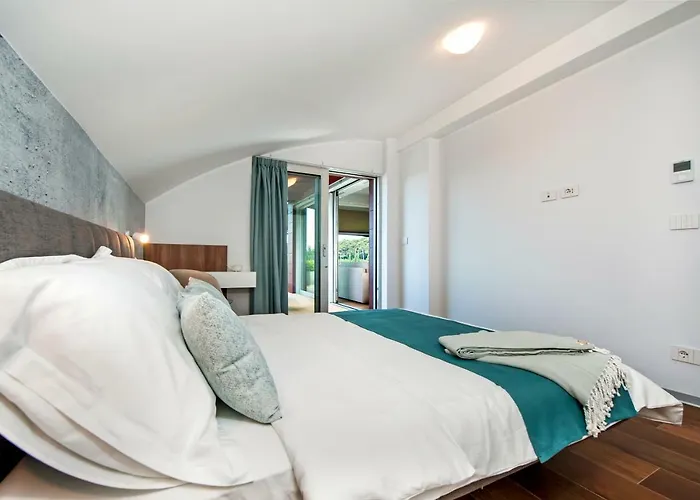 The Q Superior - A Penthouse With Jacuzzi And Sauna * ロヴィニ