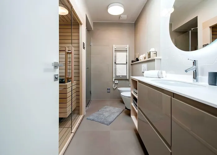 The Q Superior - A Penthouse With Jacuzzi And Sauna * ロヴィニ