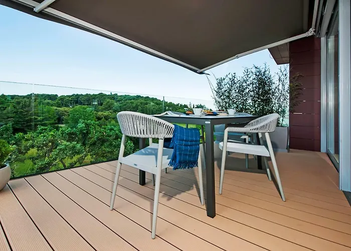 アパート The Q Superior - A Penthouse With Jacuzzi And Sauna ロヴィニ