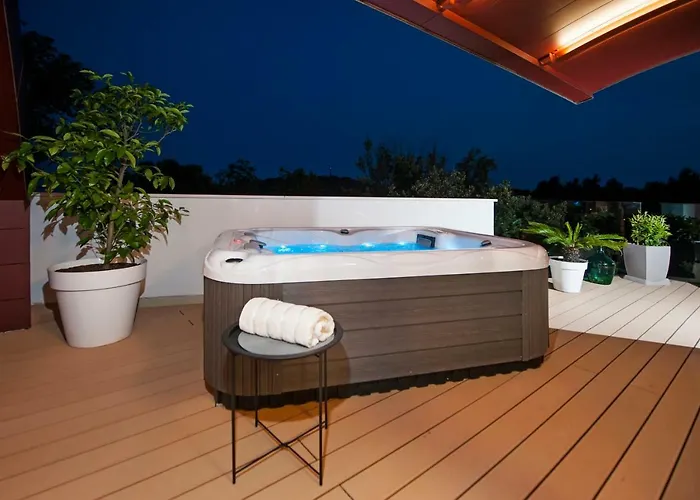 The Q Superior - A Penthouse With Jacuzzi And Sauna ロヴィニ