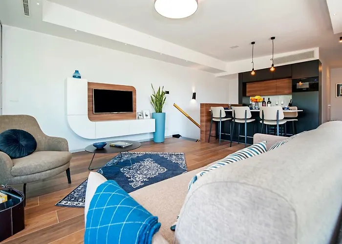 The Q Superior - A Penthouse With Jacuzzi And Sauna アパート ロヴィニ