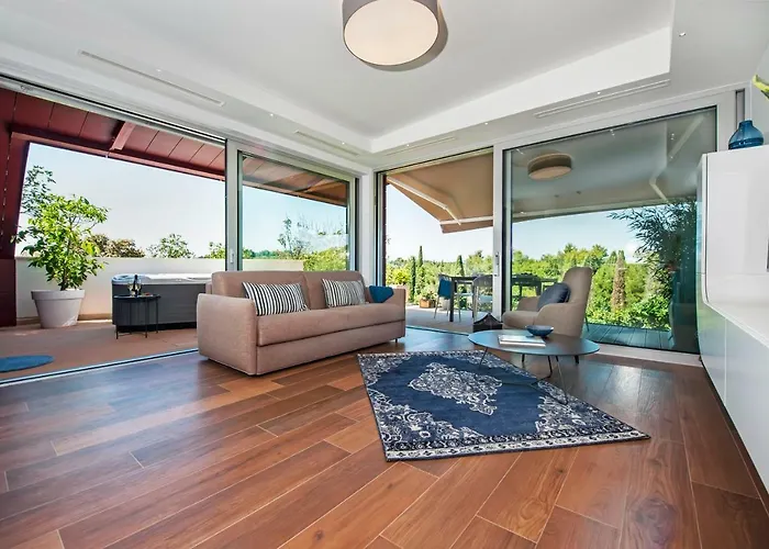 The Q Superior - A Penthouse With Jacuzzi And Sauna アパート ロヴィニ