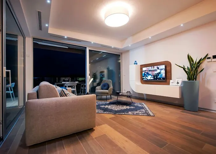 アパート The Q Superior - A Penthouse With Jacuzzi And Sauna ロヴィニ