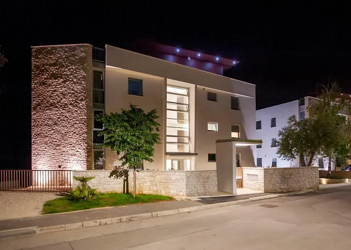 The Q Superior - A Penthouse With Jacuzzi And Sauna アパート ロヴィニ