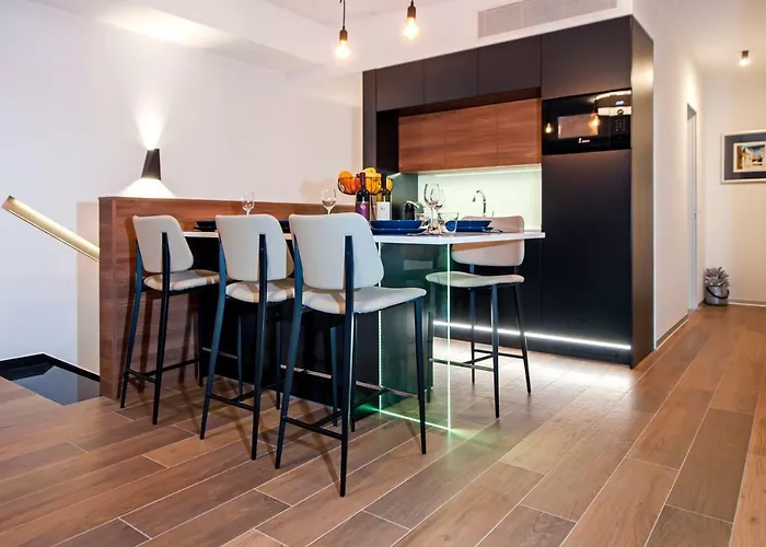 The Q Superior - A Penthouse With Jacuzzi And Sauna アパート ロヴィニ