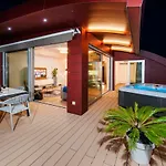 The Q Superior - A Penthouse With Jacuzzi And Sauna شقة