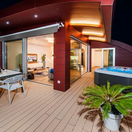 The Q Superior - A Penthouse With Jacuzzi And Sauna Apartment